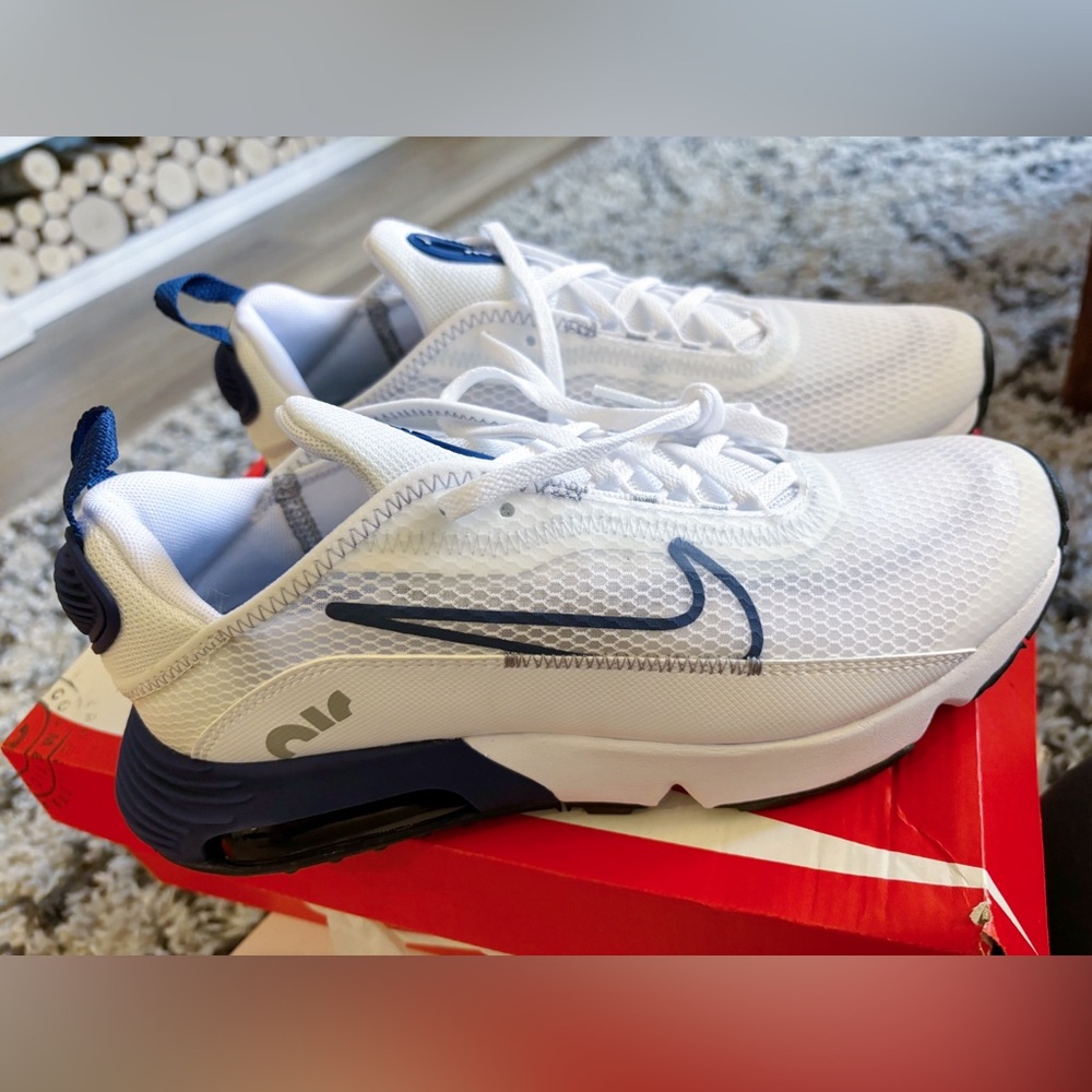 BNIB - Youth Nike Air Max 2090 - Size 7Y / 8.5 Women